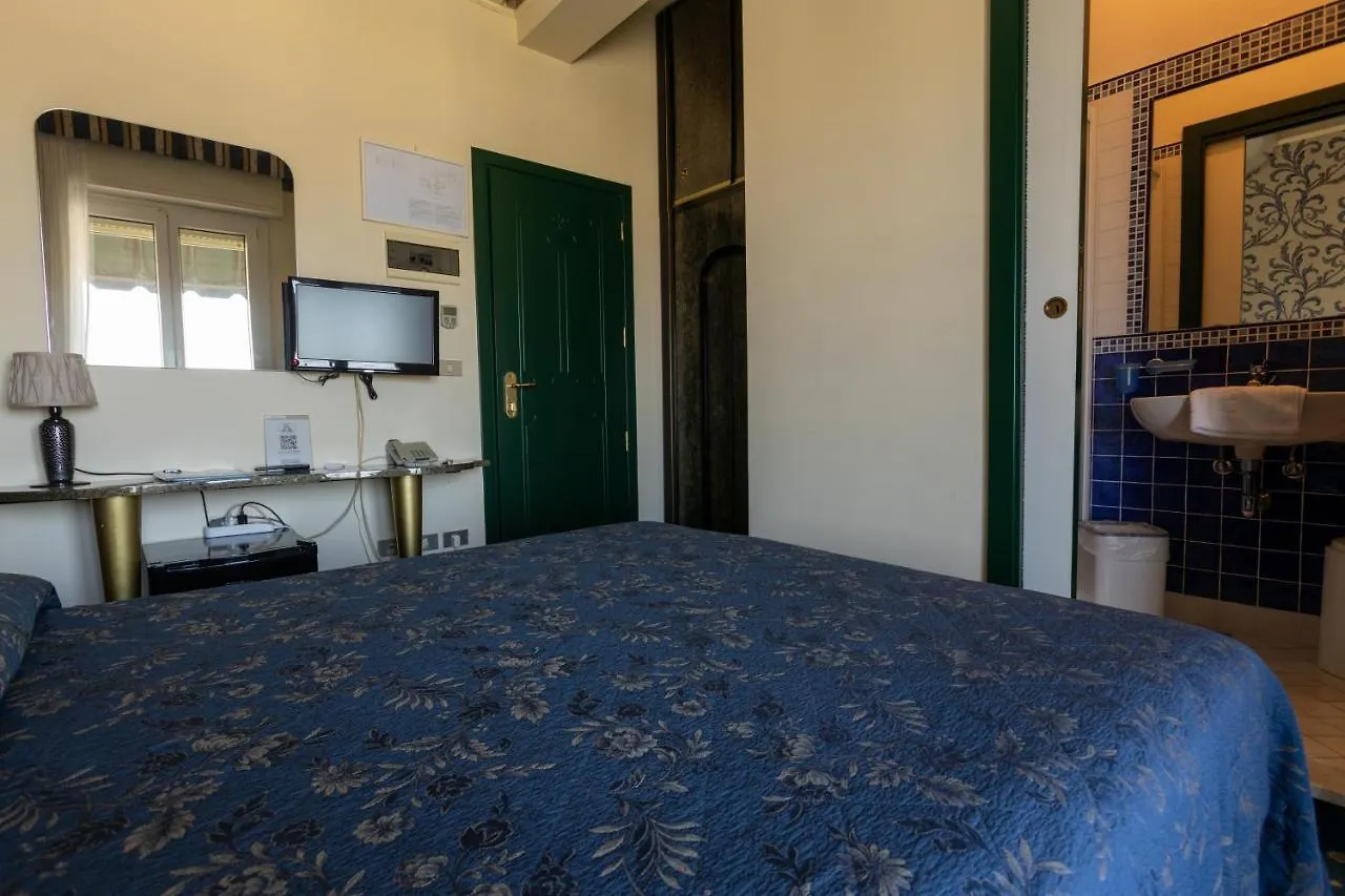 Hotel River Fronte Mare Con Piscina Rimini