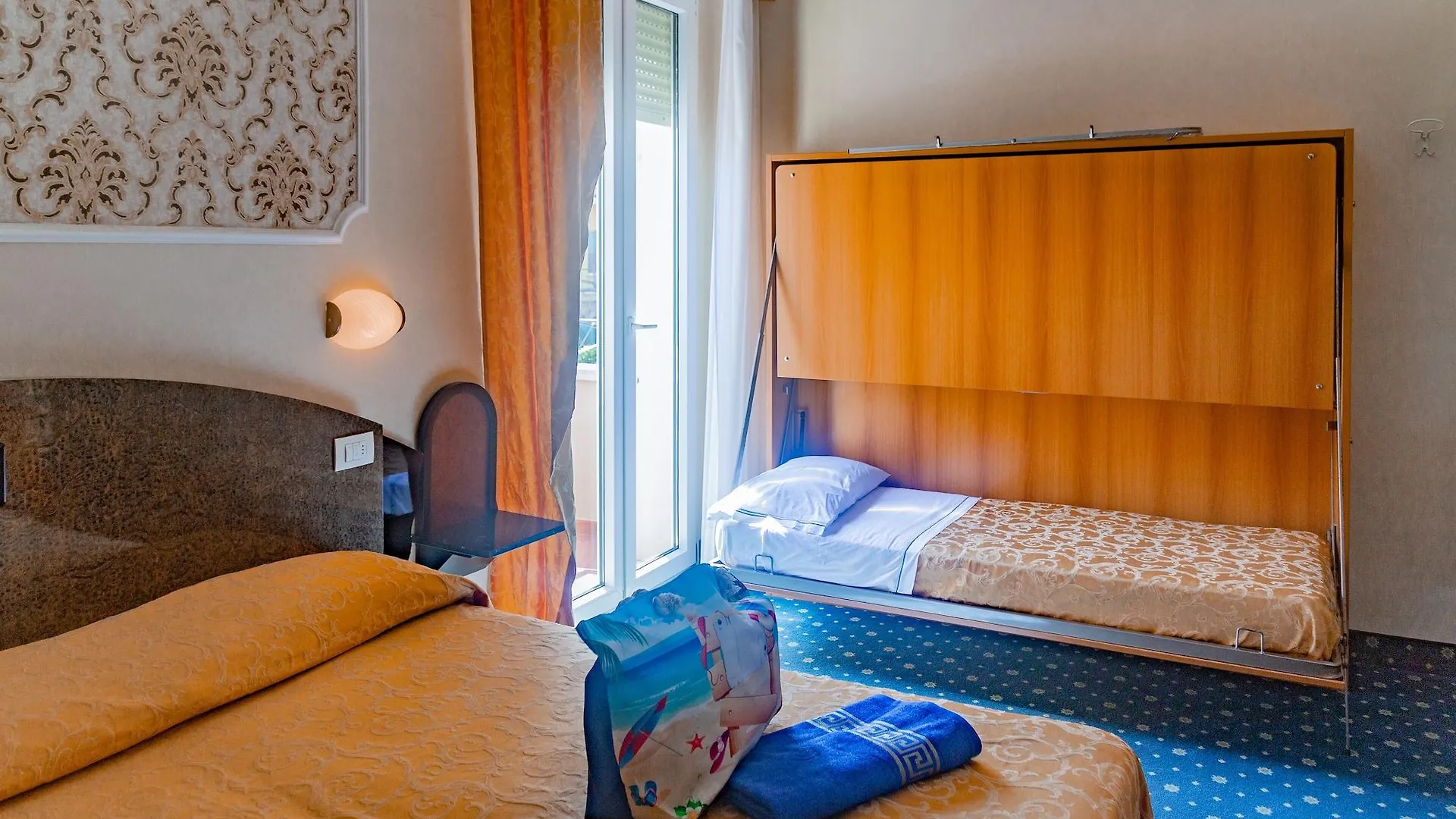 Hotel River Fronte Mare Con Piscina Rímini 3*,