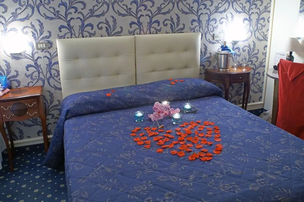 Hotel River Fronte Mare Con Piscina Rímini Italia