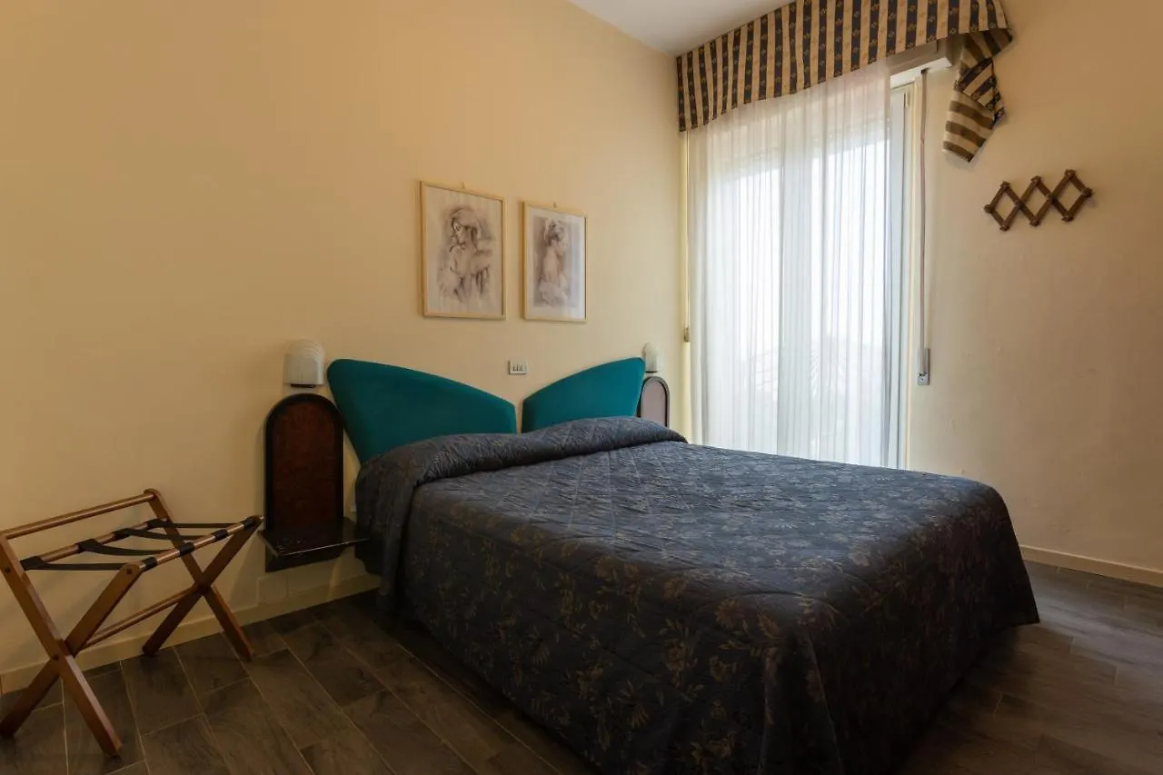 Hotel River Fronte Mare Con Piscina Ρίμινι
