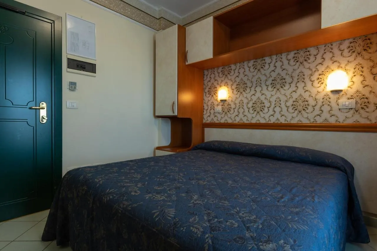 Hotel River Fronte Mare Con Piscina Rímini