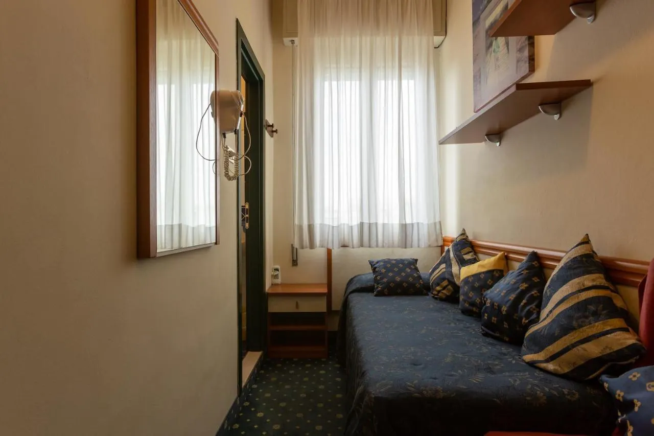 Hotel River Fronte Mare Con Piscina Rímini