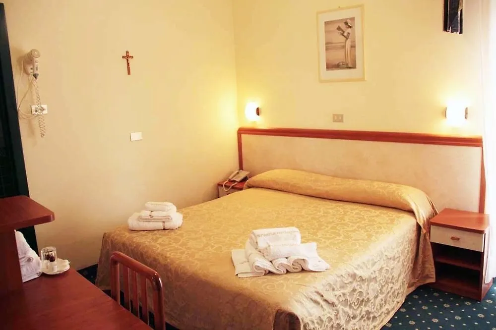 Hotel River Fronte Mare Con Piscina Rímini